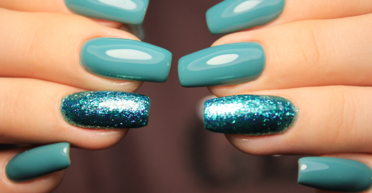 unha azul claro com glitter