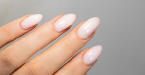 unhas em formato amendoa
