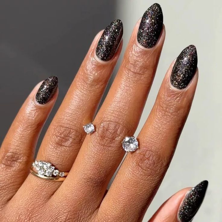 Unhas Pretas com Glitter