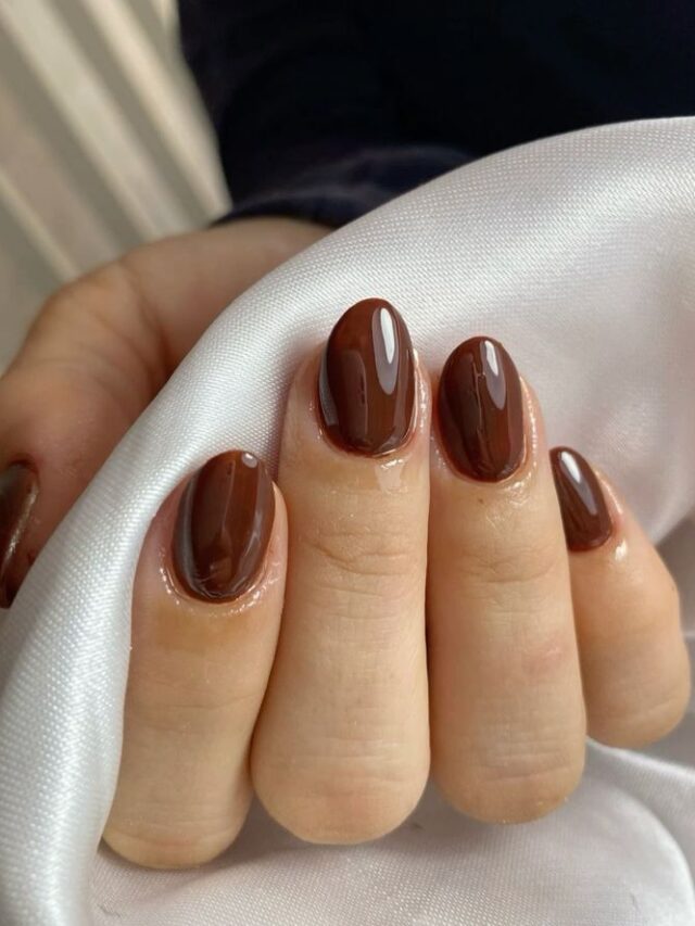 As 6 tendências de unhas marrons que estão dominando os salões agora