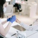 Unhas com efeito marmorizado